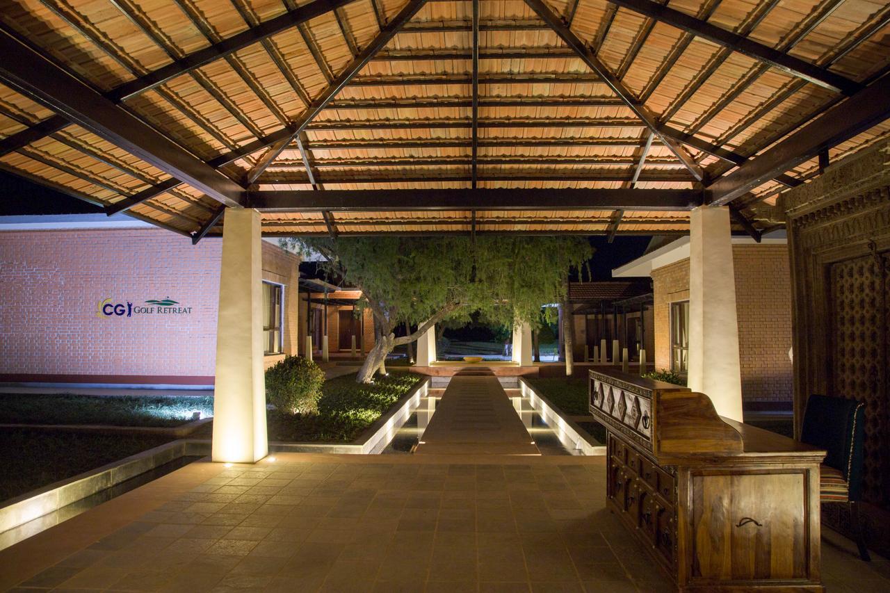 Miraaya Wellness And Golf Resort Chitwan Eksteriør bilde